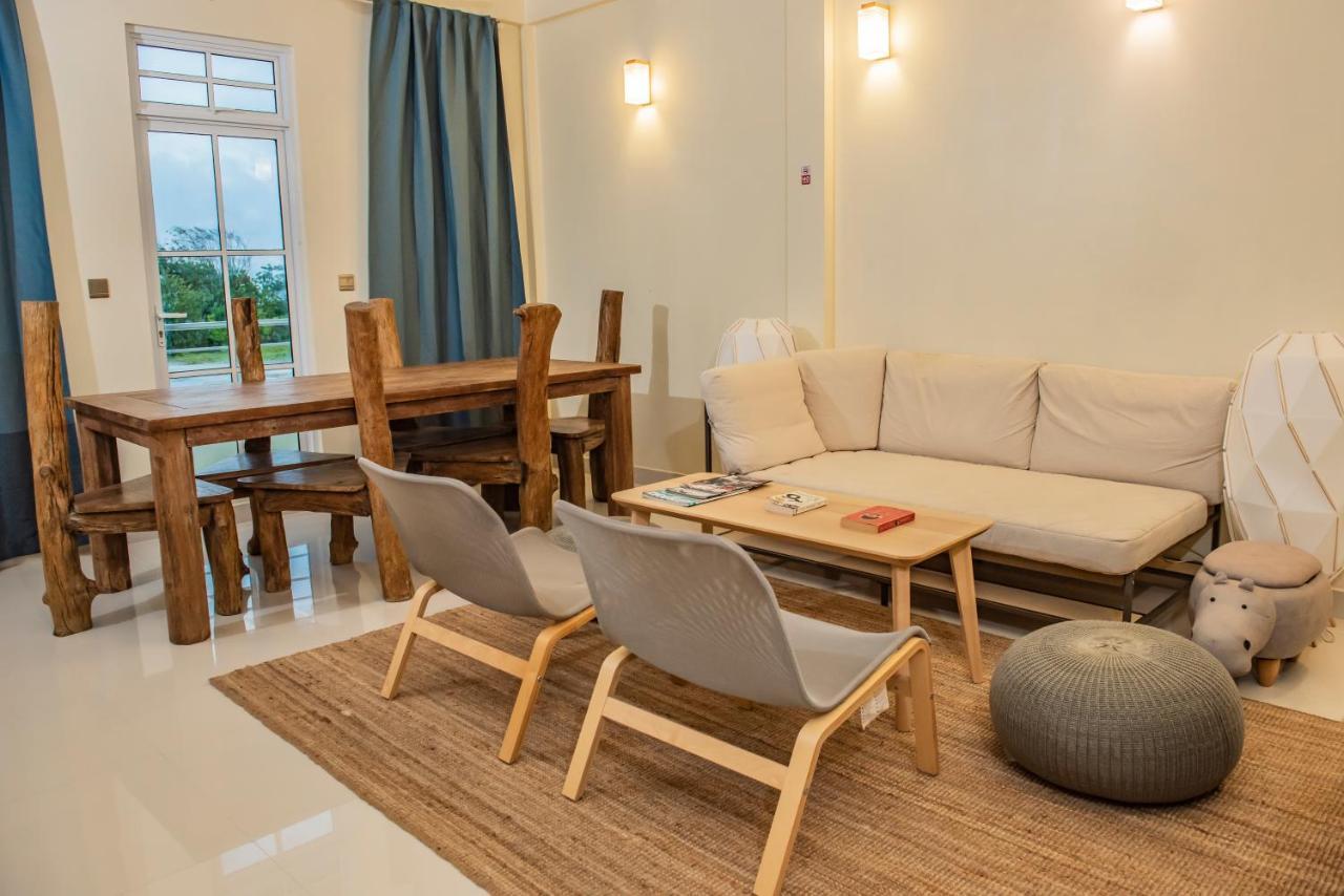 One The Island Hotel Naifaru Bagian luar foto