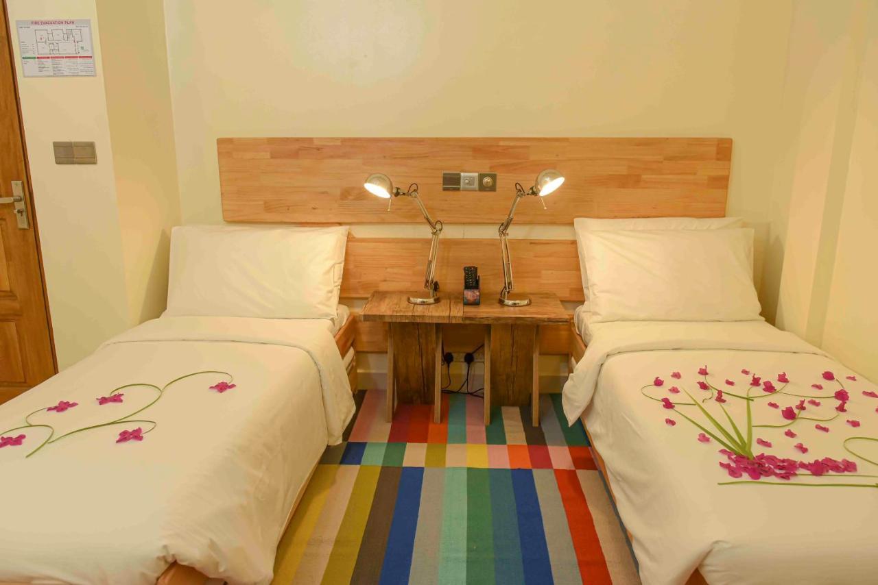 One The Island Hotel Naifaru Bagian luar foto