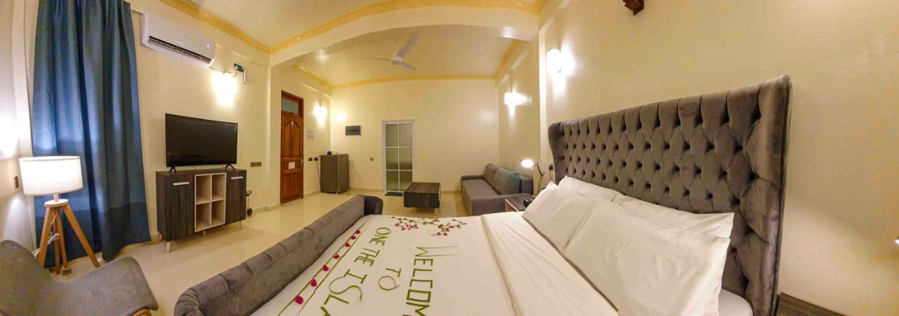 One The Island Hotel Naifaru Bagian luar foto