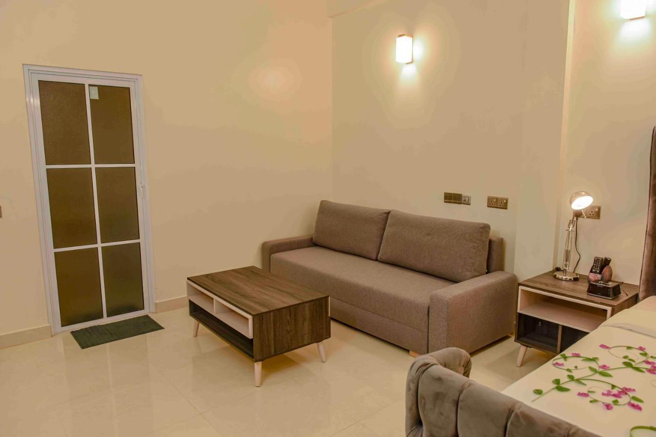 One The Island Hotel Naifaru Bagian luar foto