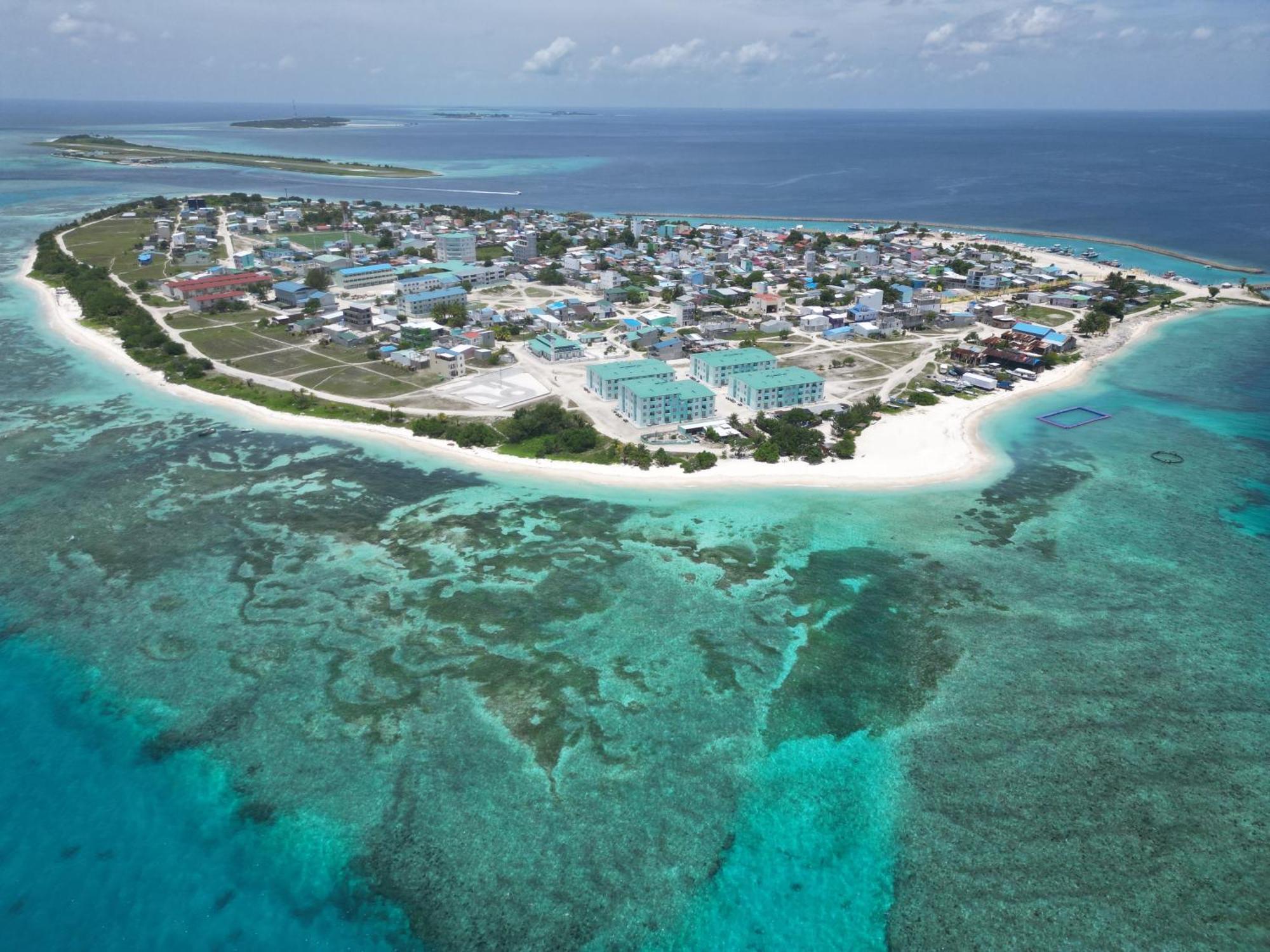 One The Island Hotel Naifaru Bagian luar foto