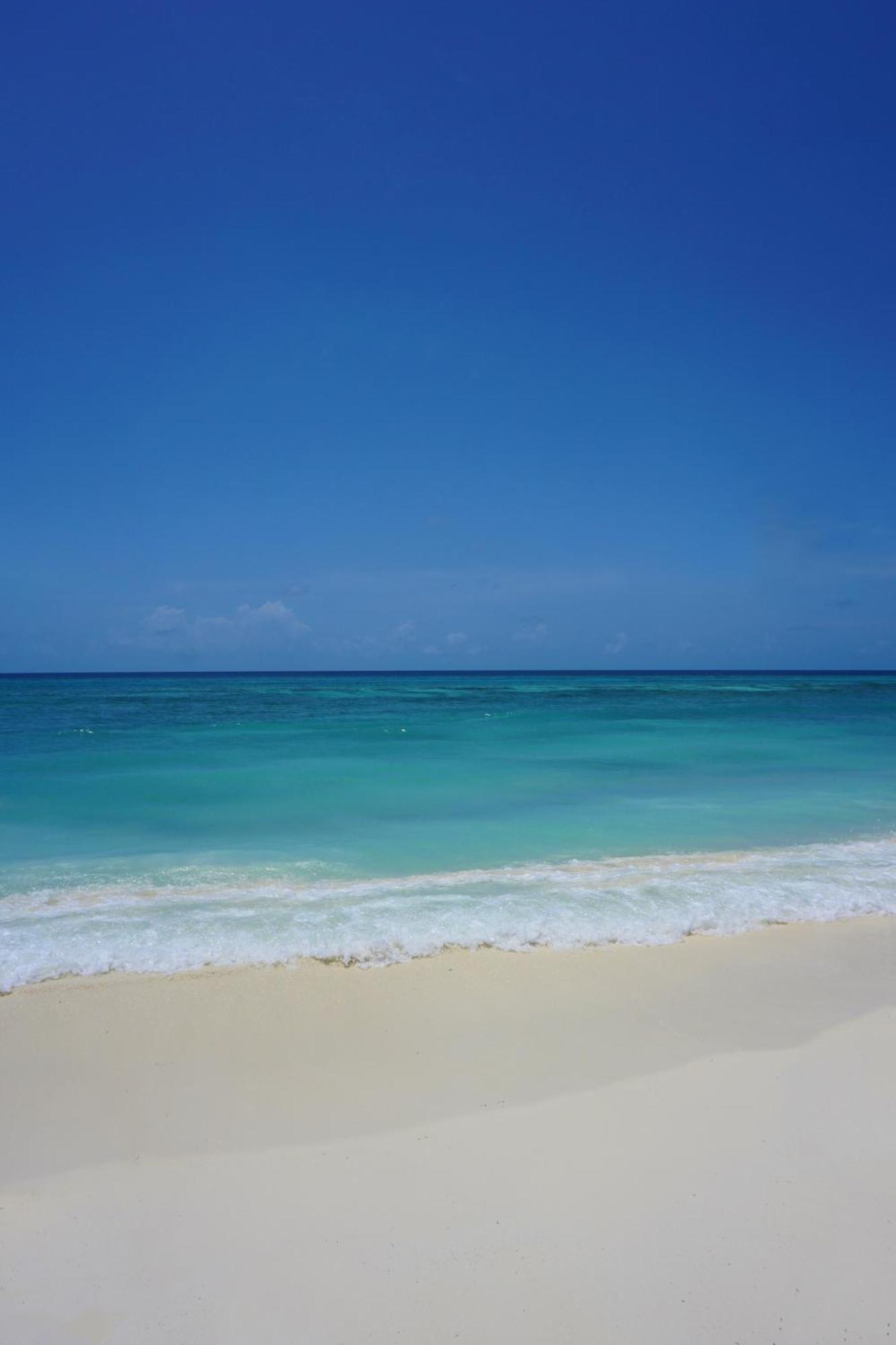 One The Island Hotel Naifaru Bagian luar foto