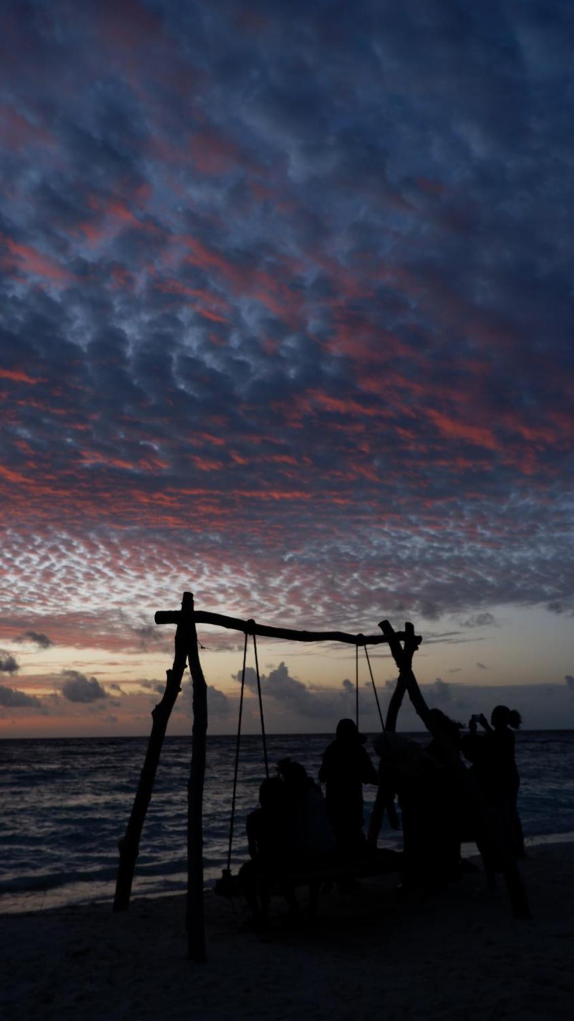 One The Island Hotel Naifaru Bagian luar foto