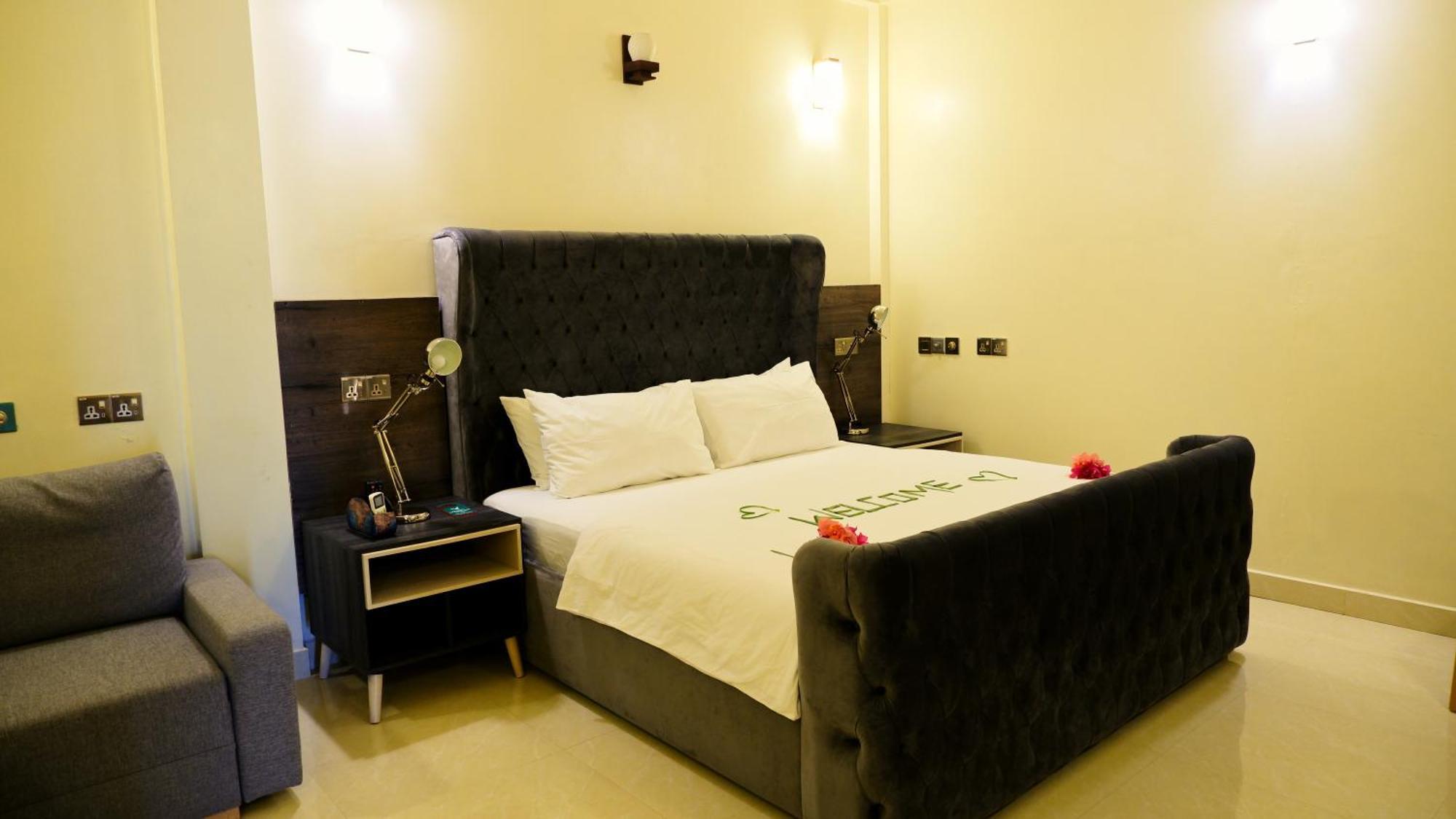 One The Island Hotel Naifaru Bagian luar foto