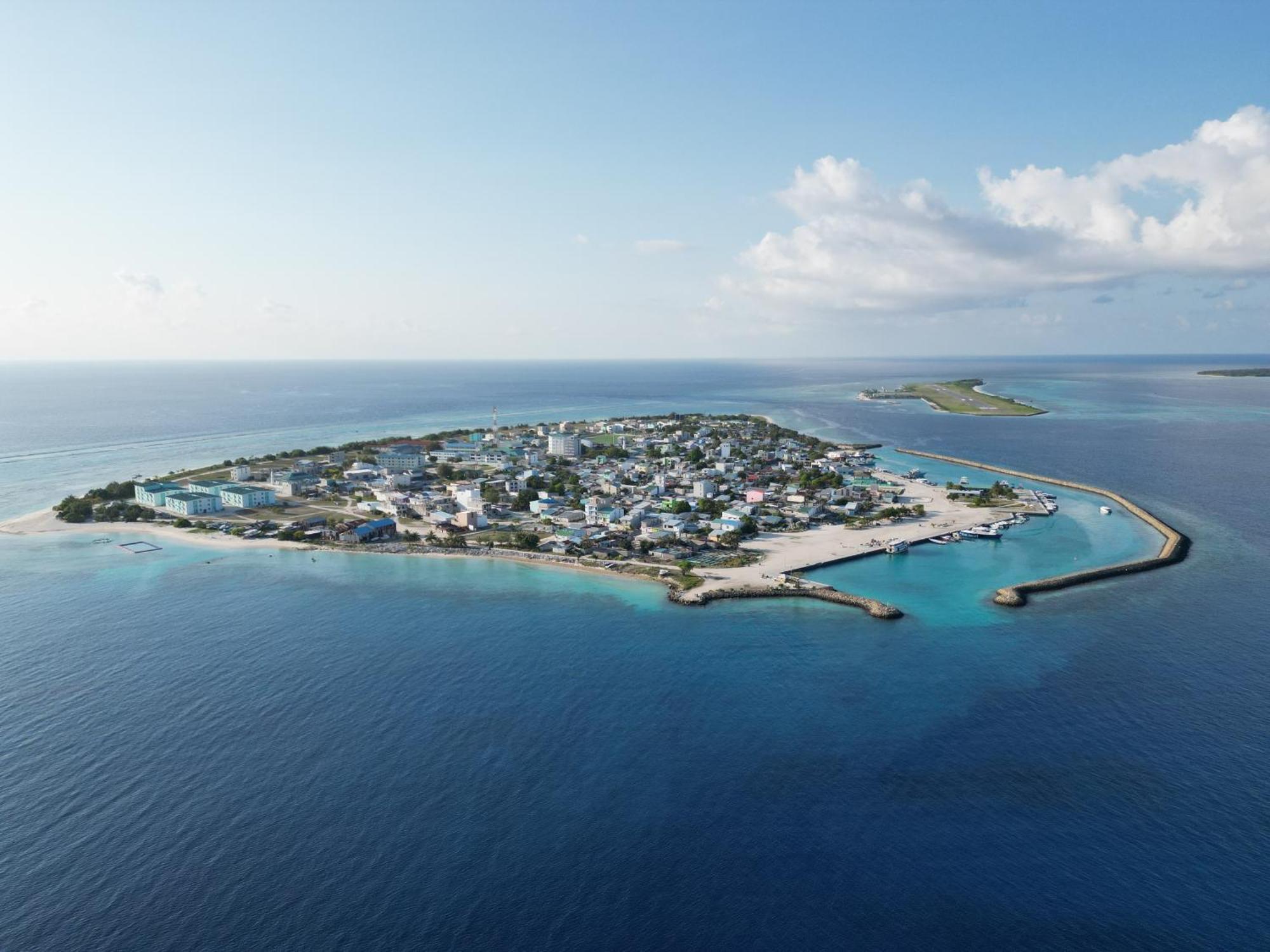 One The Island Hotel Naifaru Bagian luar foto